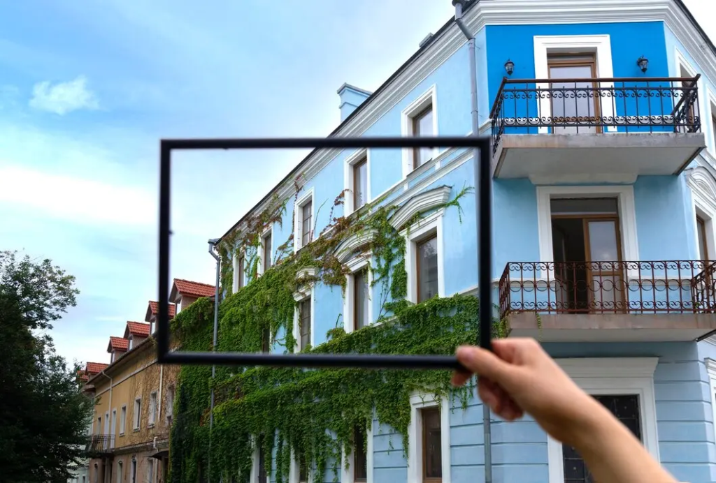 A person makes a 3D rendering using Matterport.